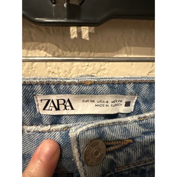 ⭐️ Women’s Zara Distressed Buttonfly Ankle Jeans. Size 4 - Picture 4 of 6